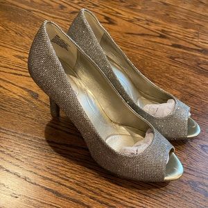 B-flexible Bandolino platform peep toe heel